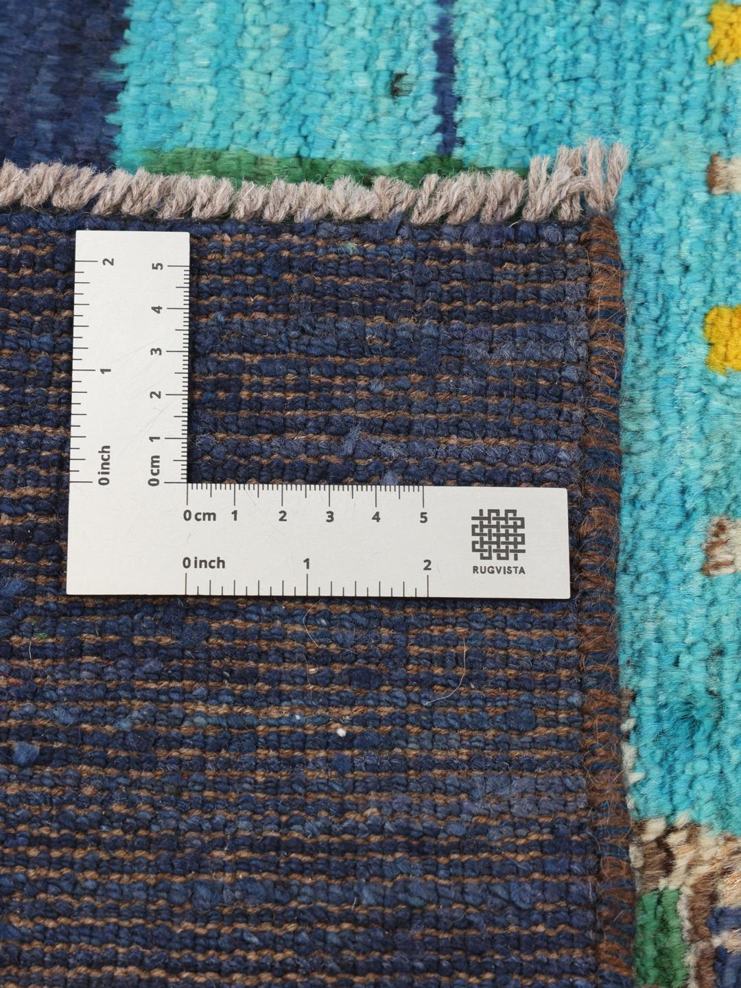 Tapis afghan noué à la main avec un design multicolore vibrant et artistique