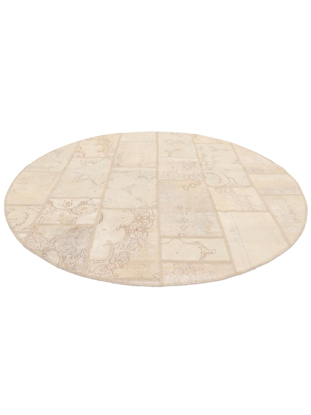 Rond patchwork tapijt met beige wolfragmenten in een stijl uit het Midden-Oosten