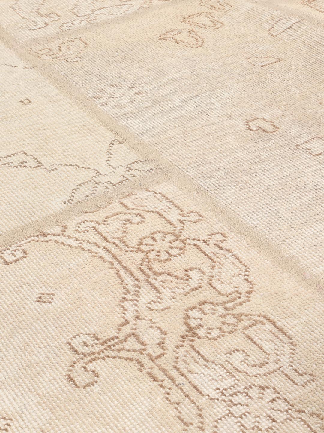 Rond patchwork tapijt met beige wolfragmenten in een stijl uit het Midden-Oosten