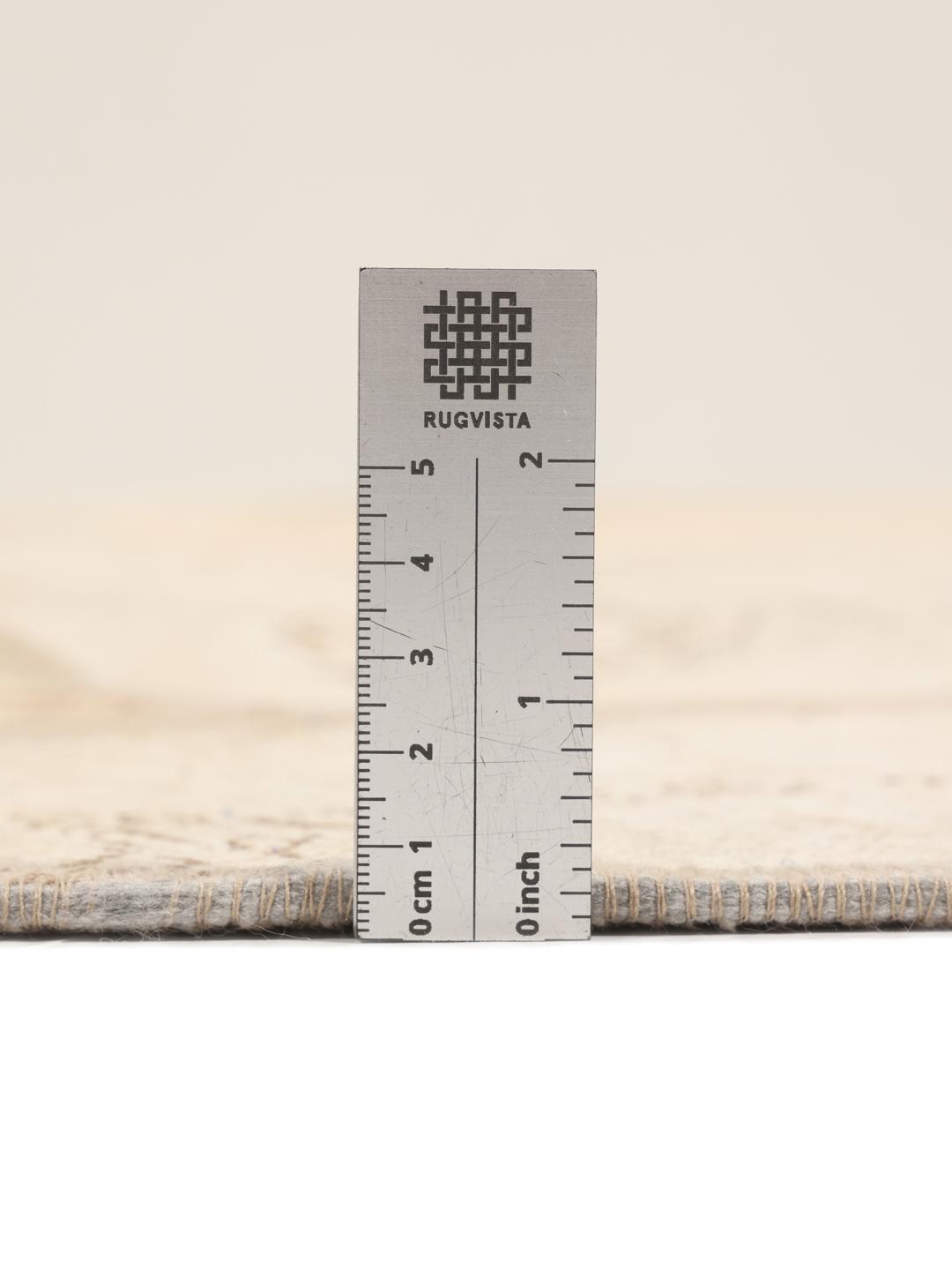 Rond patchwork tapijt met beige wolfragmenten in een stijl uit het Midden-Oosten