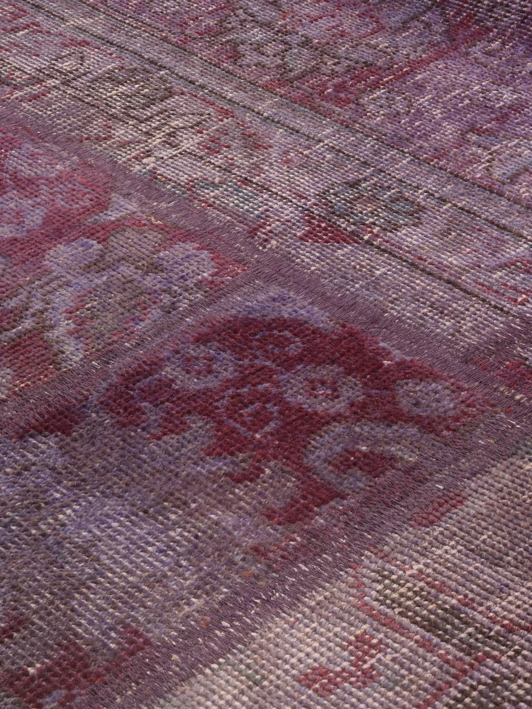 Rundt patchwork-tæppe fra Mellemøsten i mørklilla toner