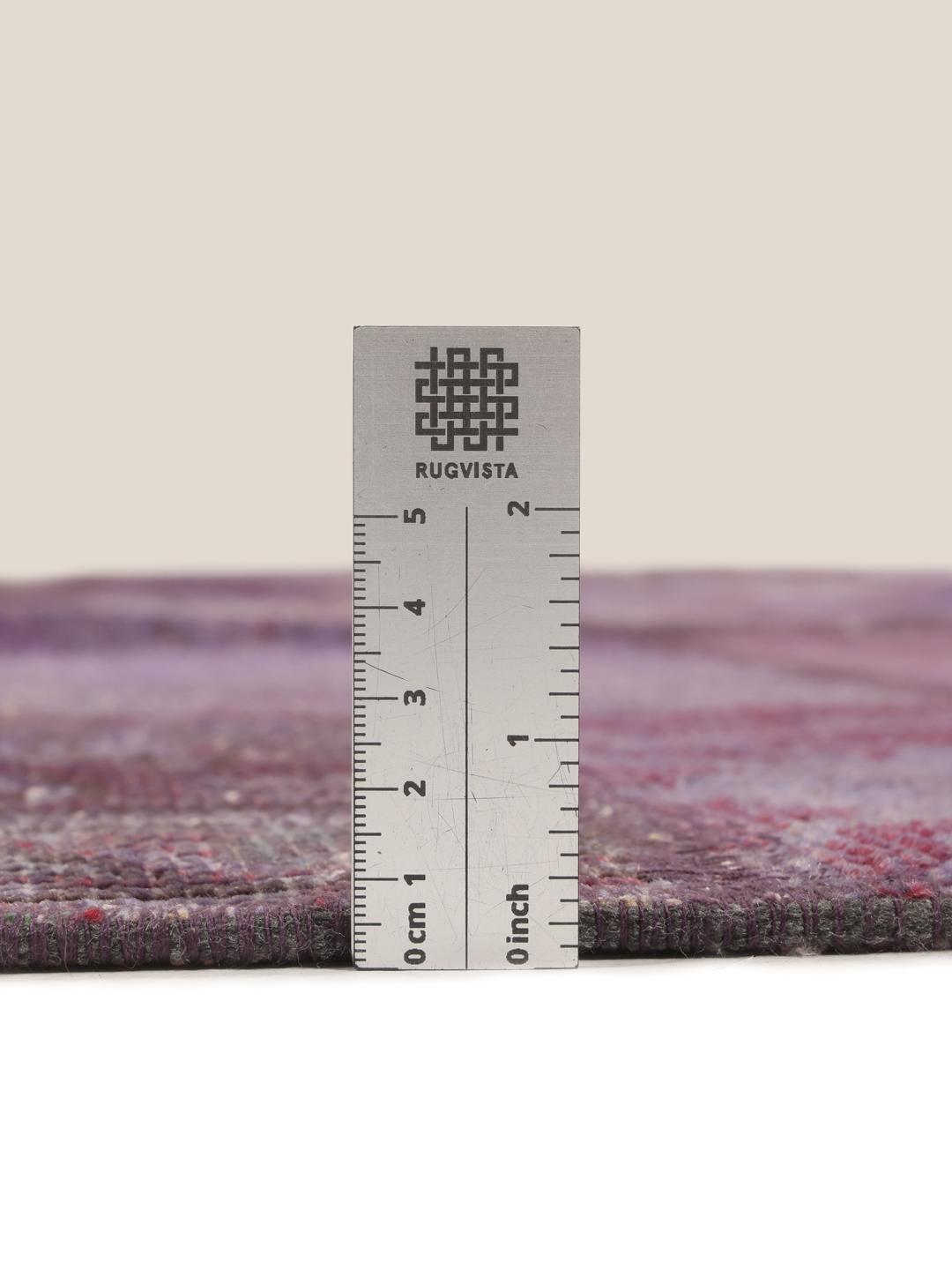 Rundt patchwork-tæppe fra Mellemøsten i mørklilla toner
