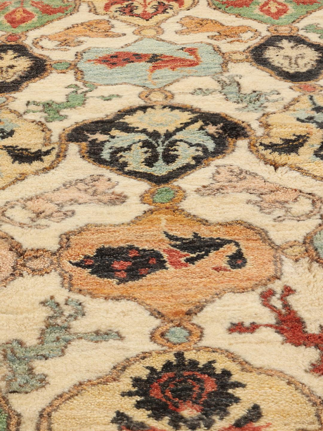 Tapis Gabbeh Kashkooli noué à la main avec des motifs picturaux en beige et multicolore