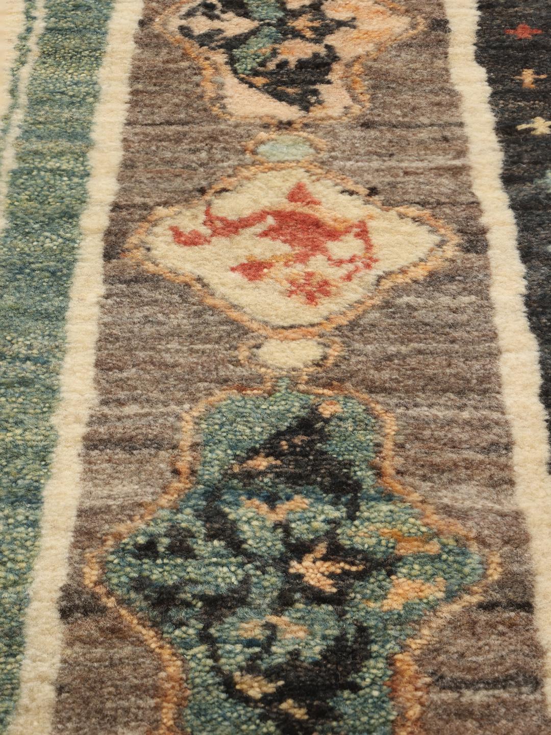Tapis Gabbeh Kashkooli noué à la main avec des motifs picturaux en beige et multicolore