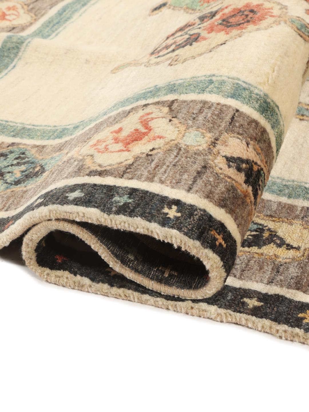 Tapis Gabbeh Kashkooli noué à la main avec des motifs picturaux en beige et multicolore