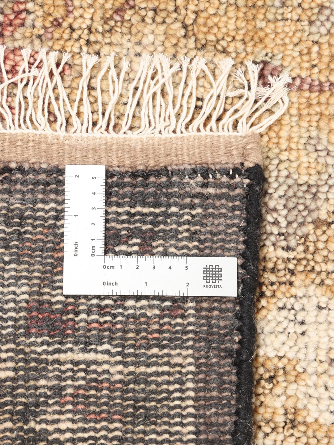 Een handgeknoopt Usak Indo-tapijt uit India in zachte beige en aardse tinten