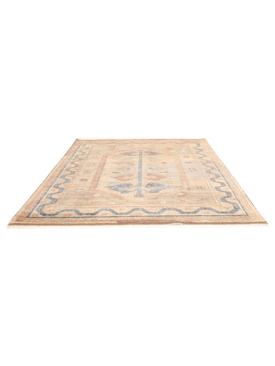 Een handgeknoopt Usak Indo-tapijt uit India in zachte beige en aardse tinten