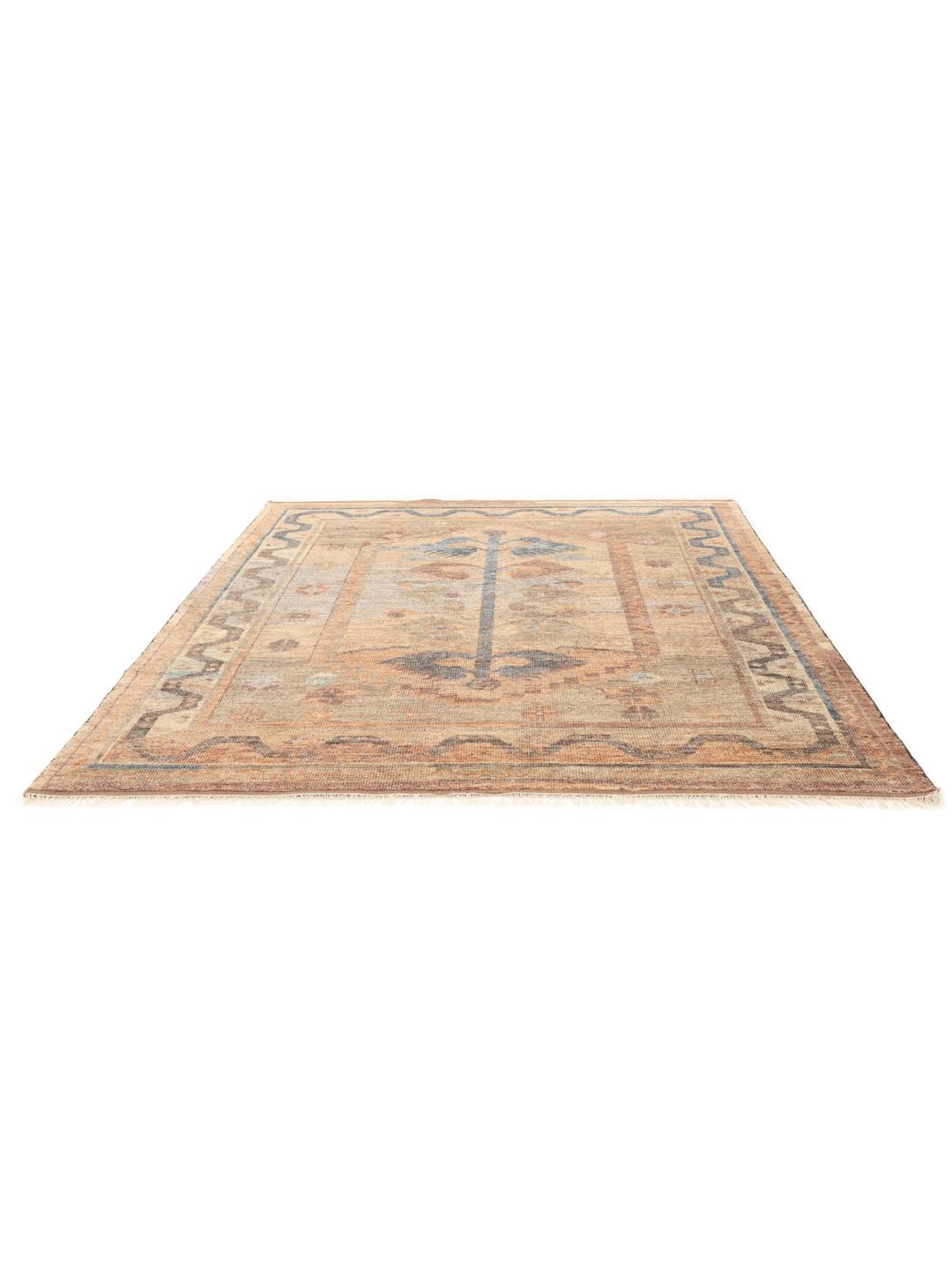 Een handgeknoopt Usak Indo-tapijt uit India in zachte beige en aardse tinten