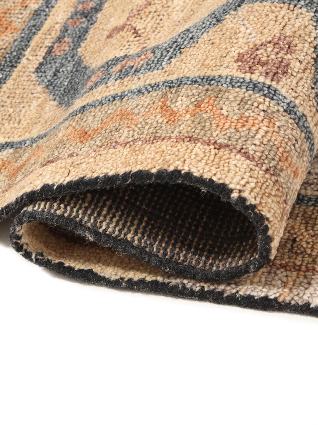 Een handgeknoopt Usak Indo-tapijt uit India in zachte beige en aardse tinten