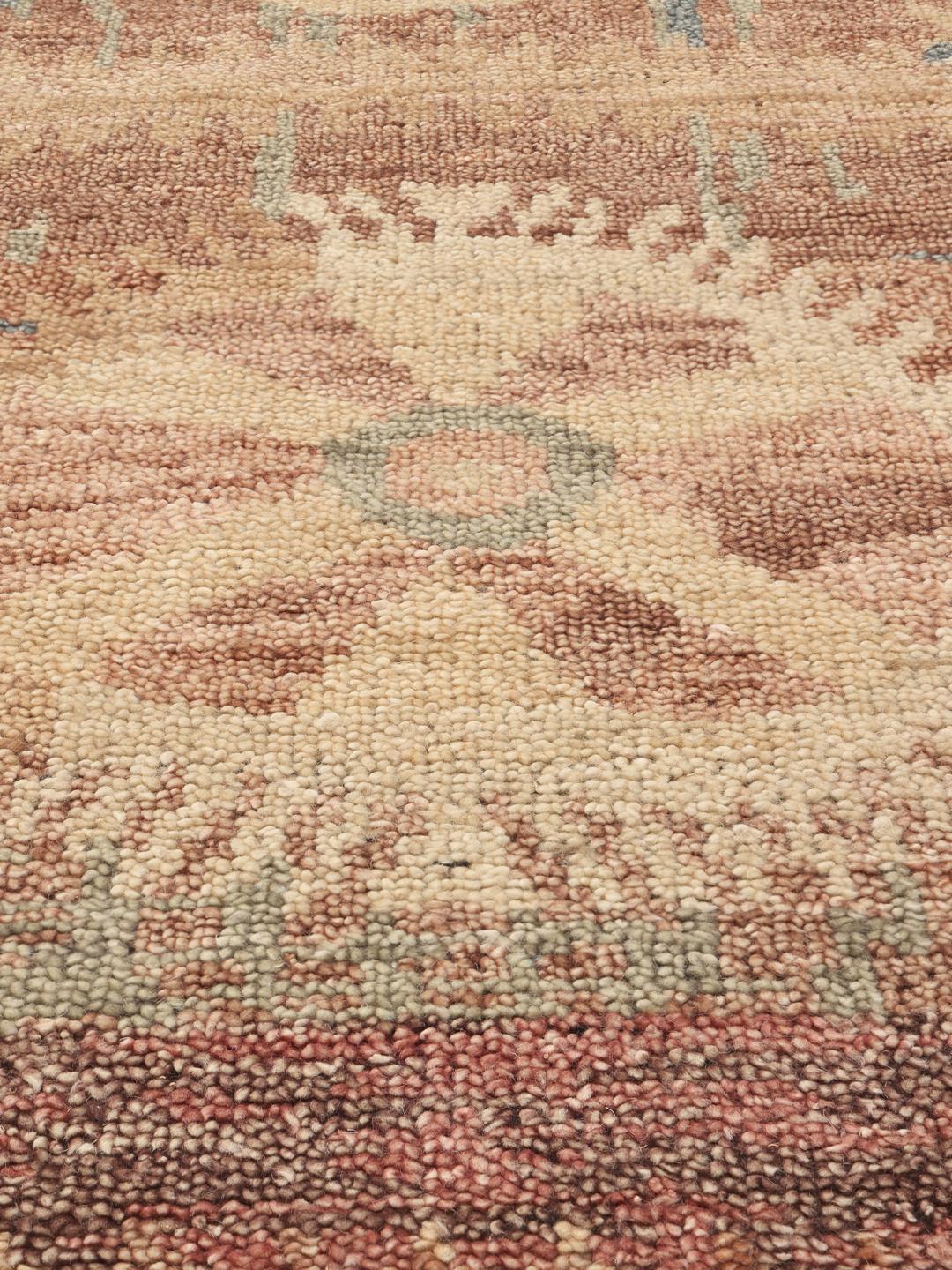Handgeknoopt Indiaas Usak tapijt met een rood en beige patroon