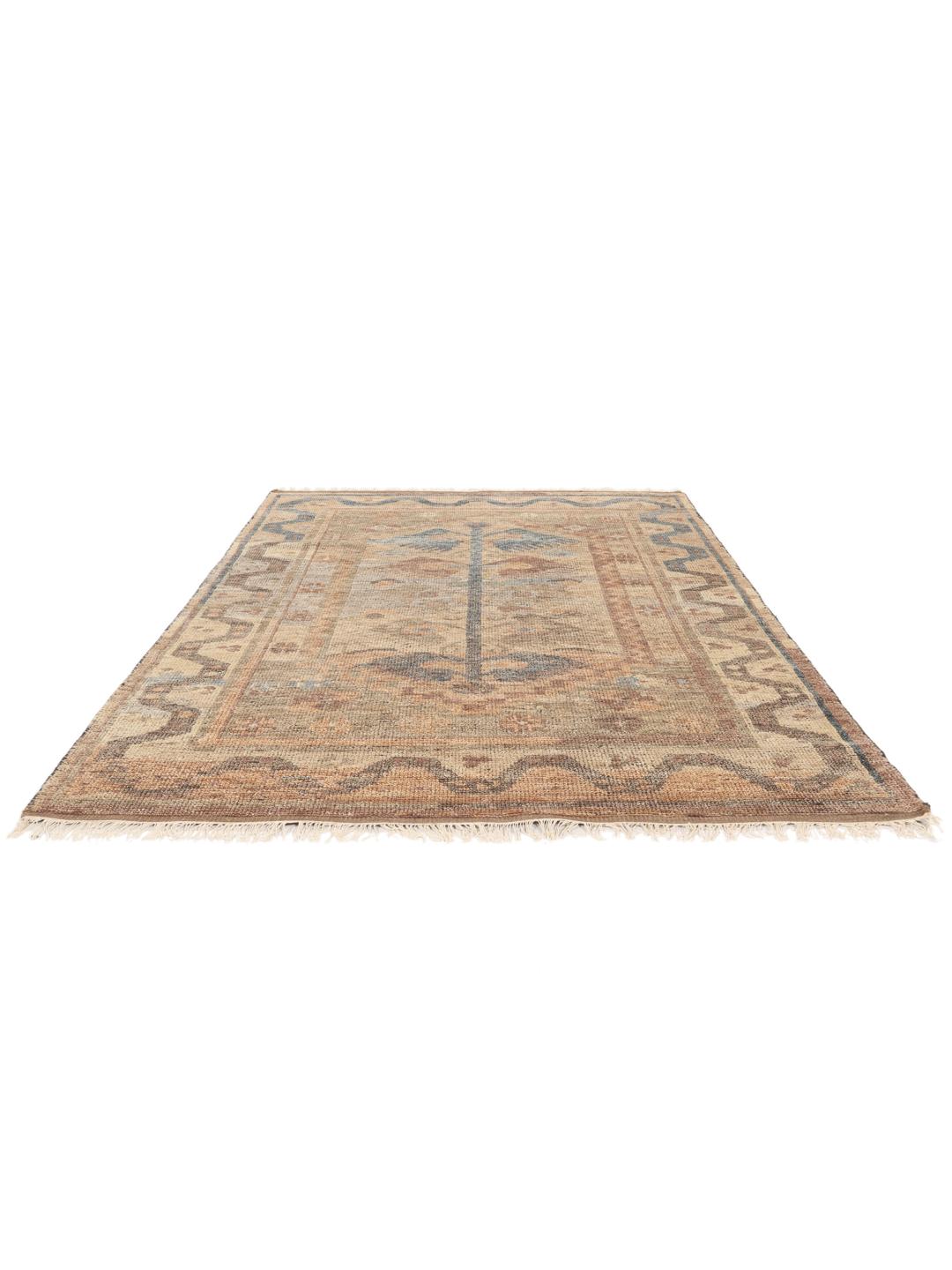Een handgeknoopt Usak Indo-tapijt uit India in beige en blauwe tinten met een bloemmotief.