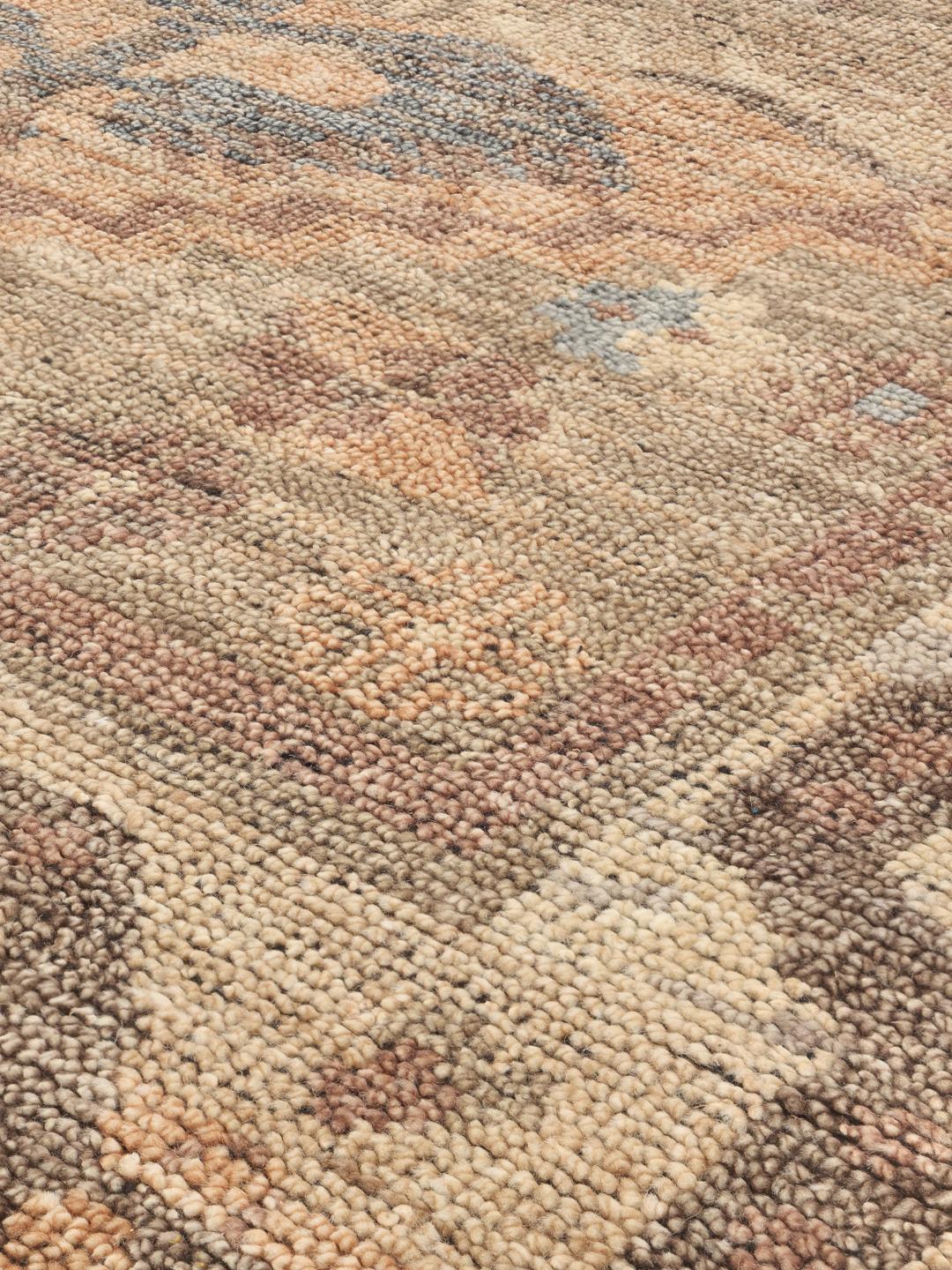 Een handgeknoopt Usak Indo-tapijt uit India in beige en blauwe tinten met een bloemmotief.