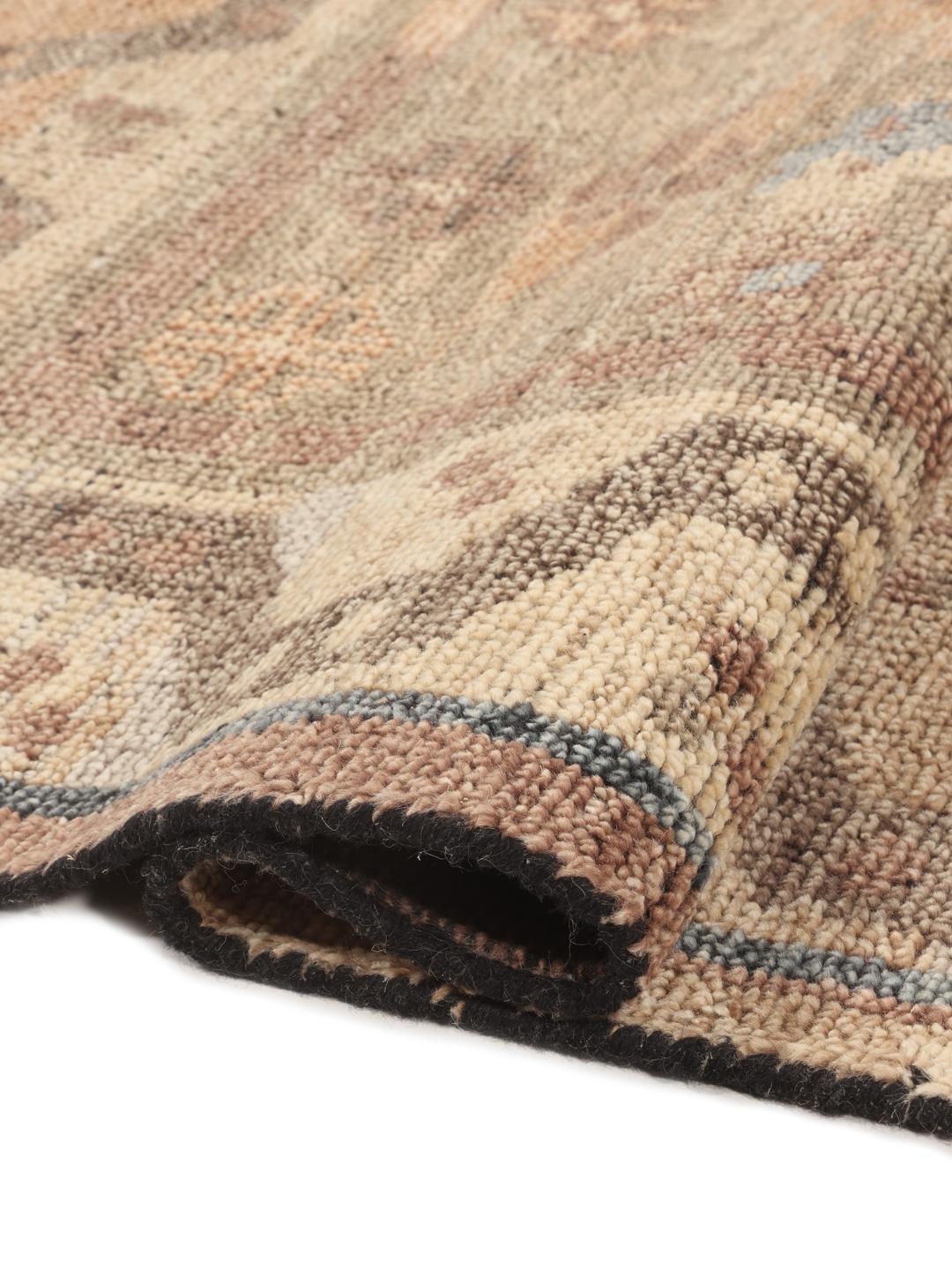 Een handgeknoopt Usak Indo-tapijt uit India in beige en blauwe tinten met een bloemmotief.