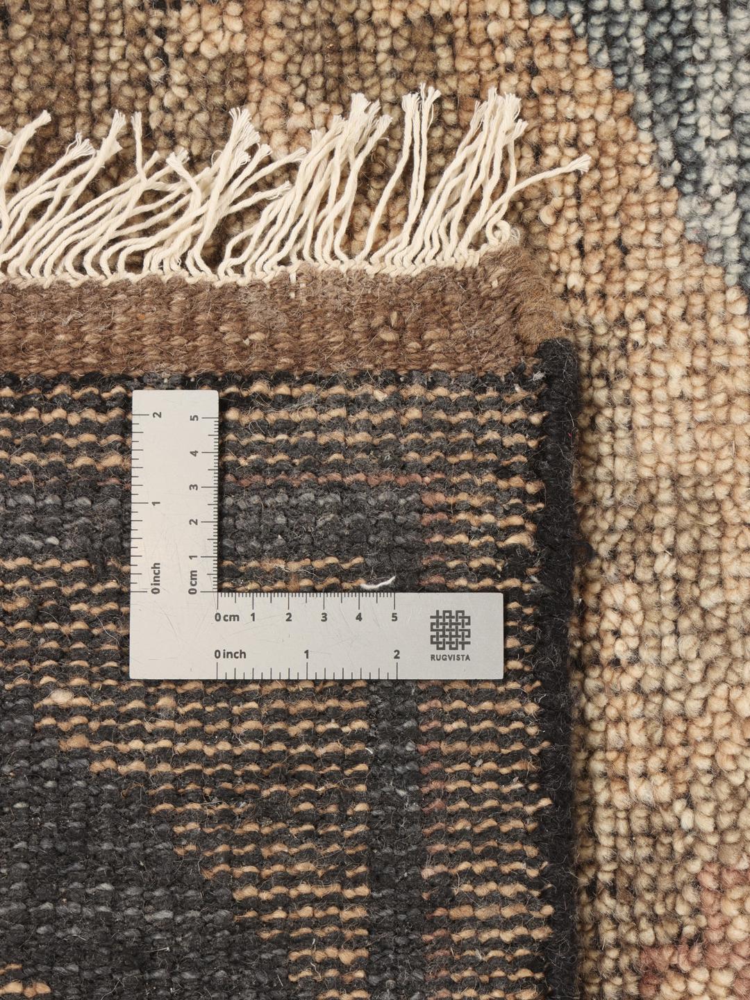 Een handgeknoopt Usak Indo-tapijt uit India in beige en blauwe tinten met een bloemmotief.