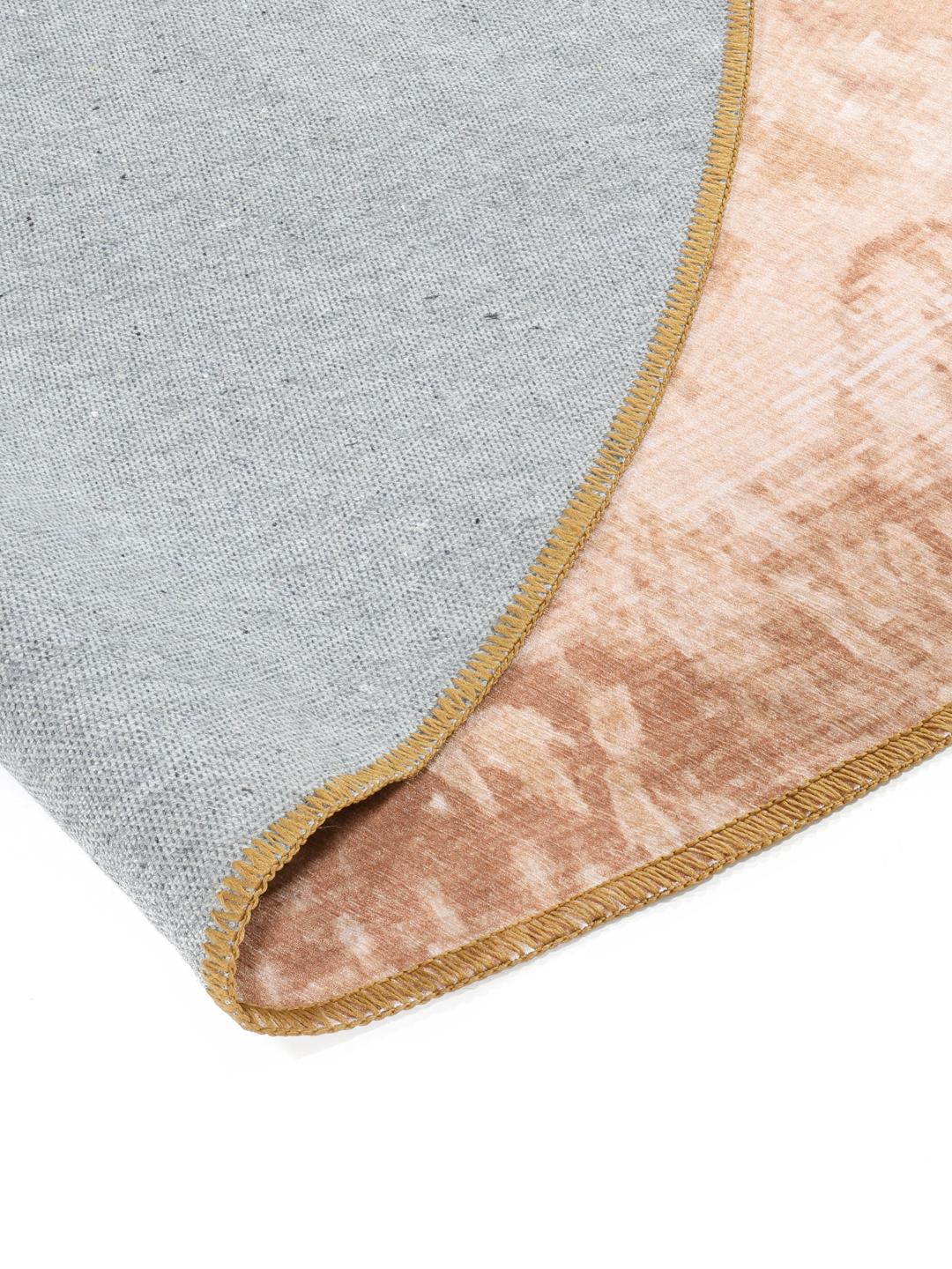 Rond goud vloerkleed met een traditioneel patroon