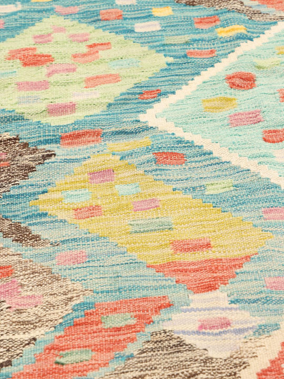 Tappeto kilim afghano tessuto a mano con vivaci motivi geometrici a rombi multicolore