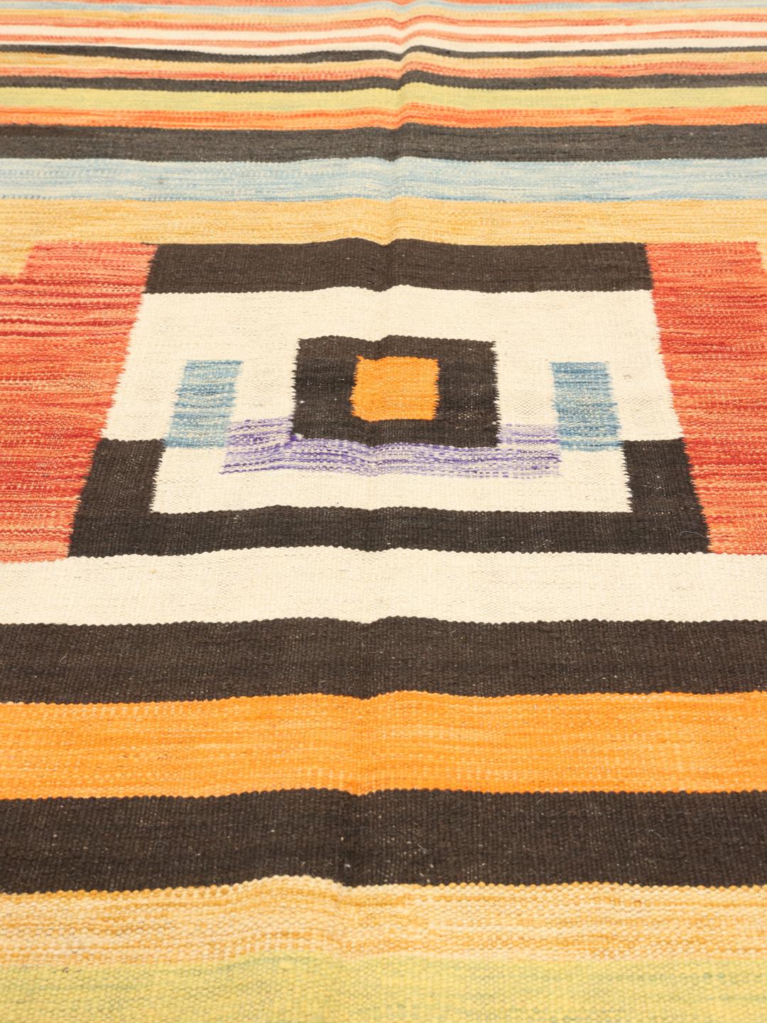 Ręcznie tkany afgański dywan typu kilim z żywymi, wielokolorowymi geometrycznymi pasami