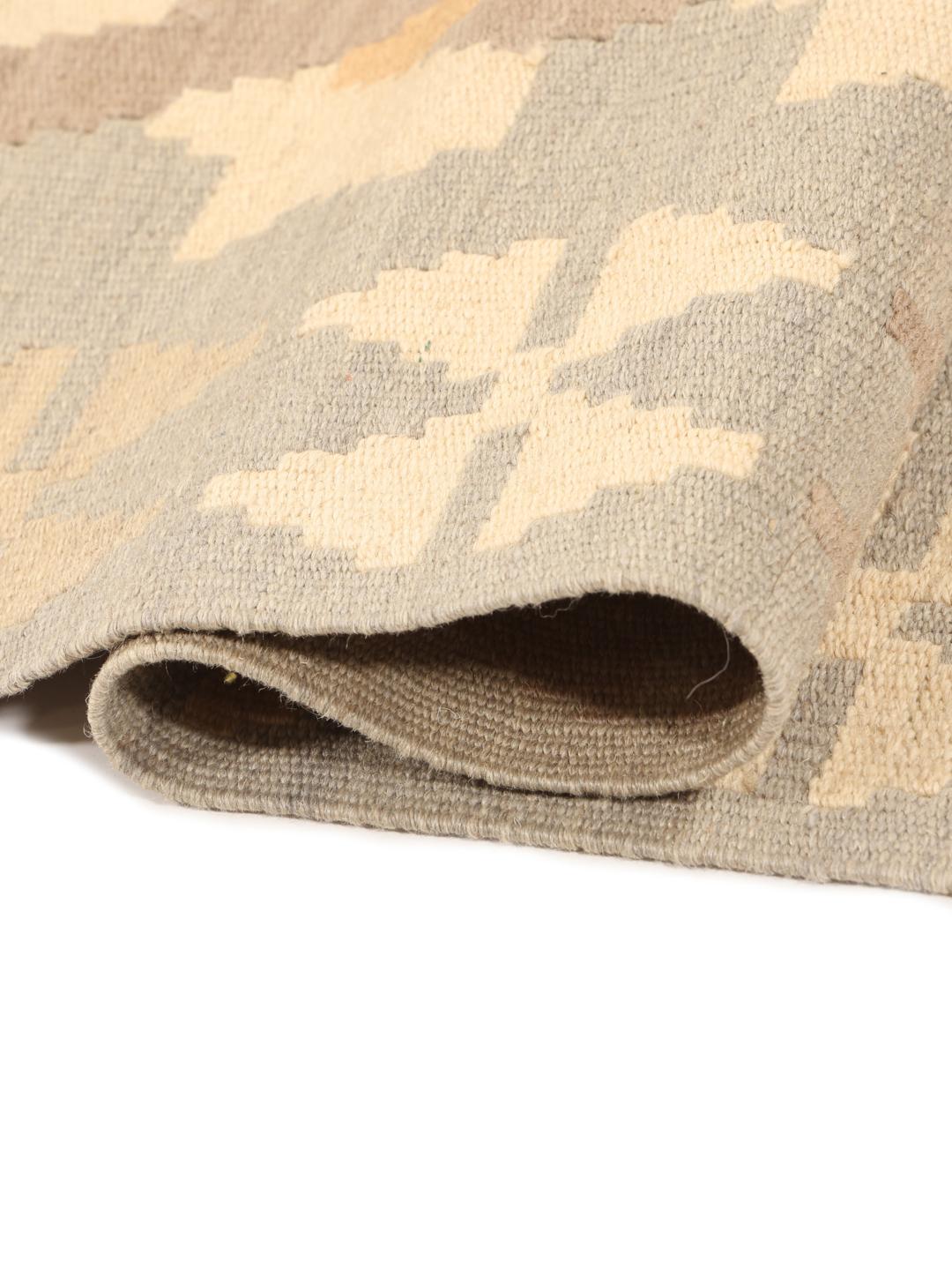 Hand-woven Ghashghai runner with a geometric pattern in beige and grey