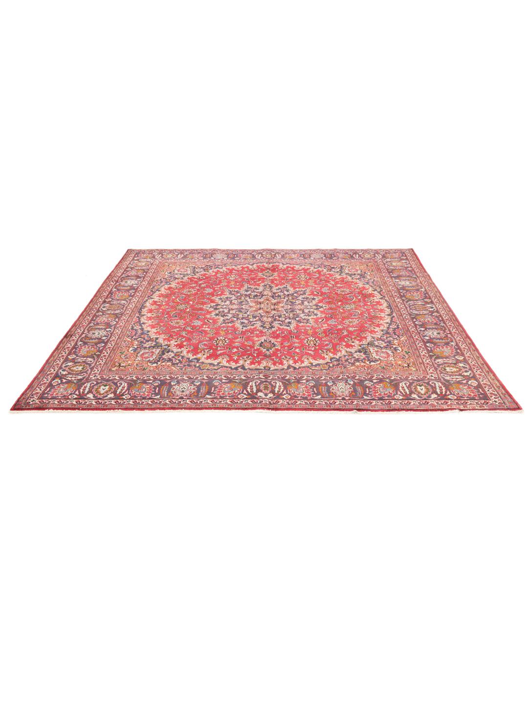 Tapis carré Mashad avec un champ rouge vibrant et un motif floral complexe provenant du Moyen-Orient
