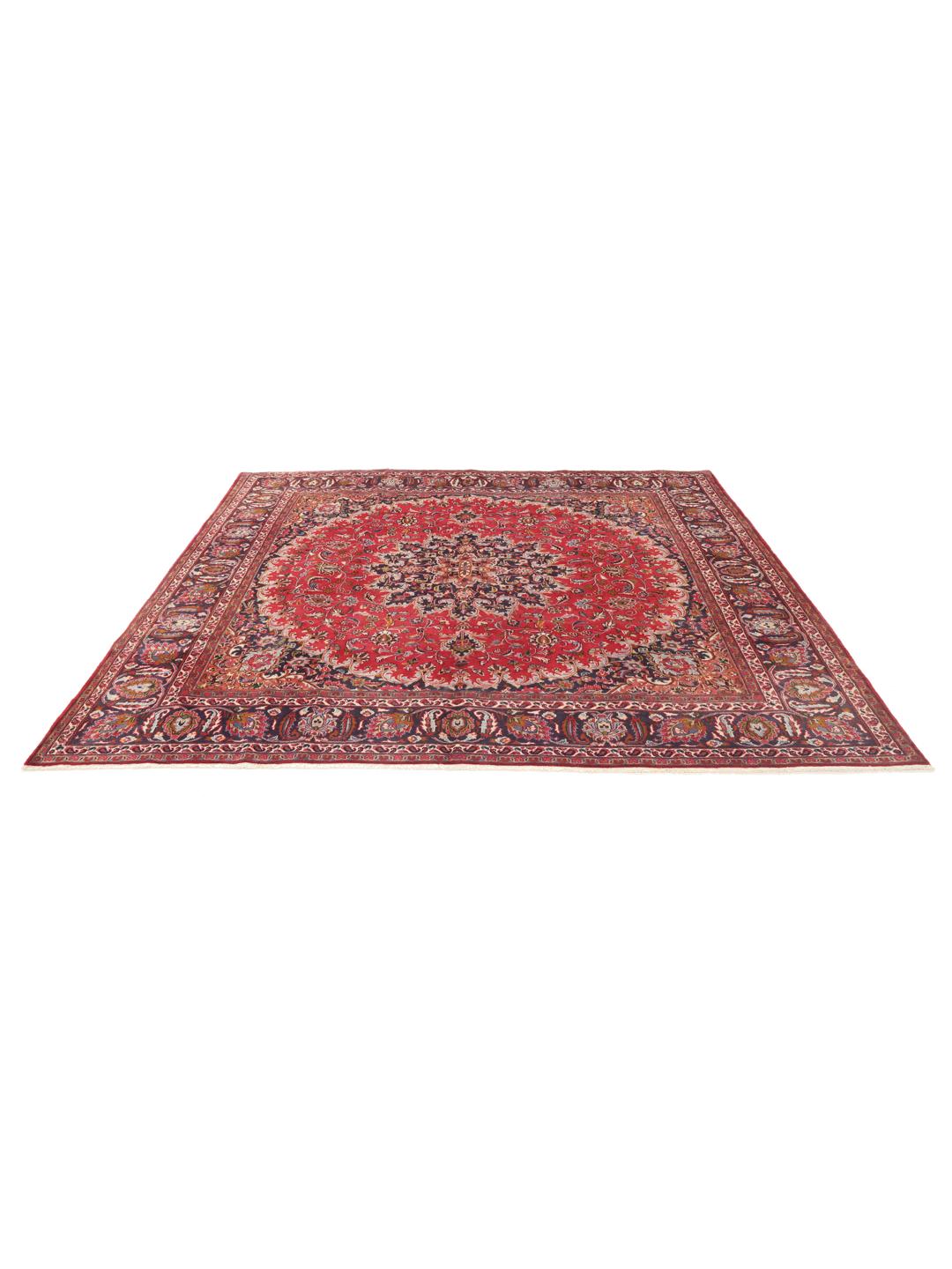 Tapis carré Mashad avec un champ rouge vibrant et un motif floral complexe provenant du Moyen-Orient