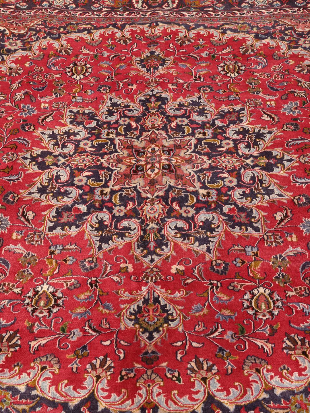 Tapis carré Mashad avec un champ rouge vibrant et un motif floral complexe provenant du Moyen-Orient