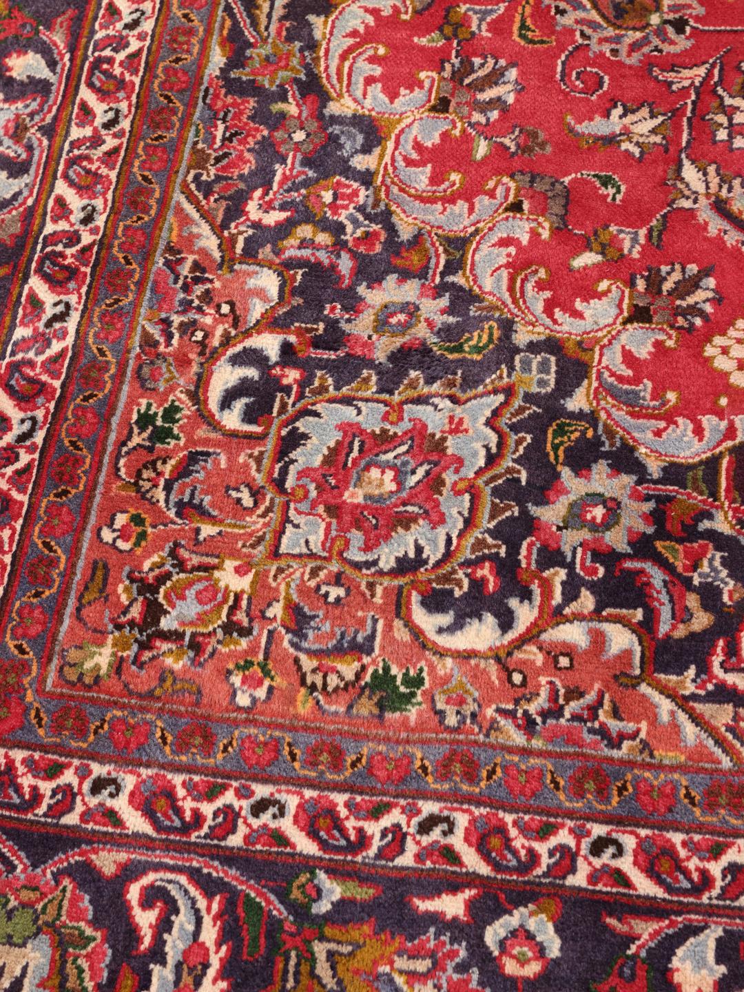 Tapis carré Mashad avec un champ rouge vibrant et un motif floral complexe provenant du Moyen-Orient