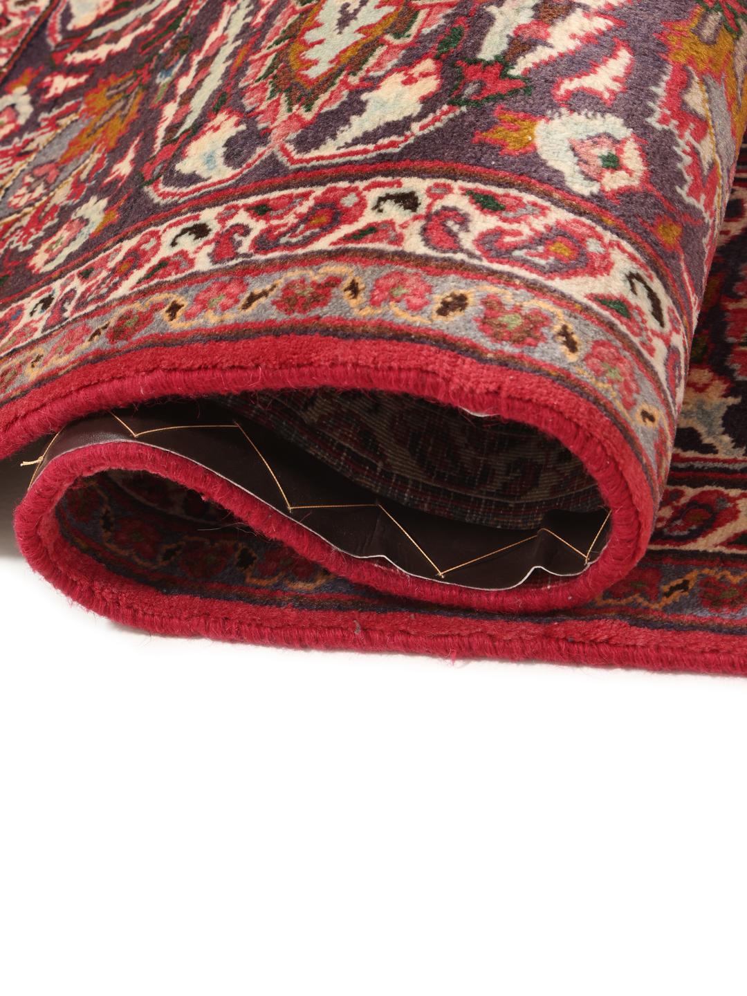 Tapis carré Mashad avec un champ rouge vibrant et un motif floral complexe provenant du Moyen-Orient