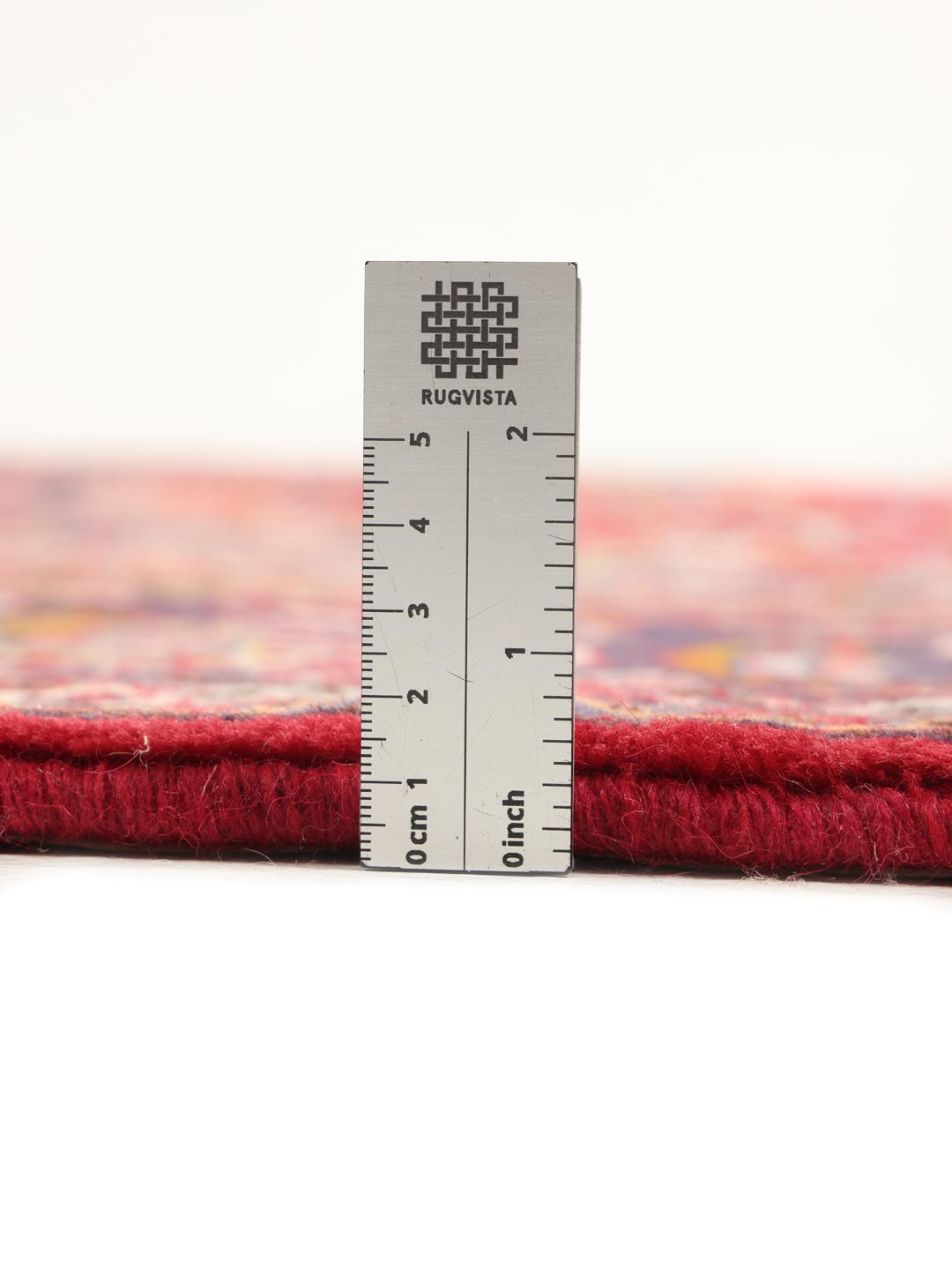 Tapis carré Mashad avec un champ rouge vibrant et un motif floral complexe provenant du Moyen-Orient
