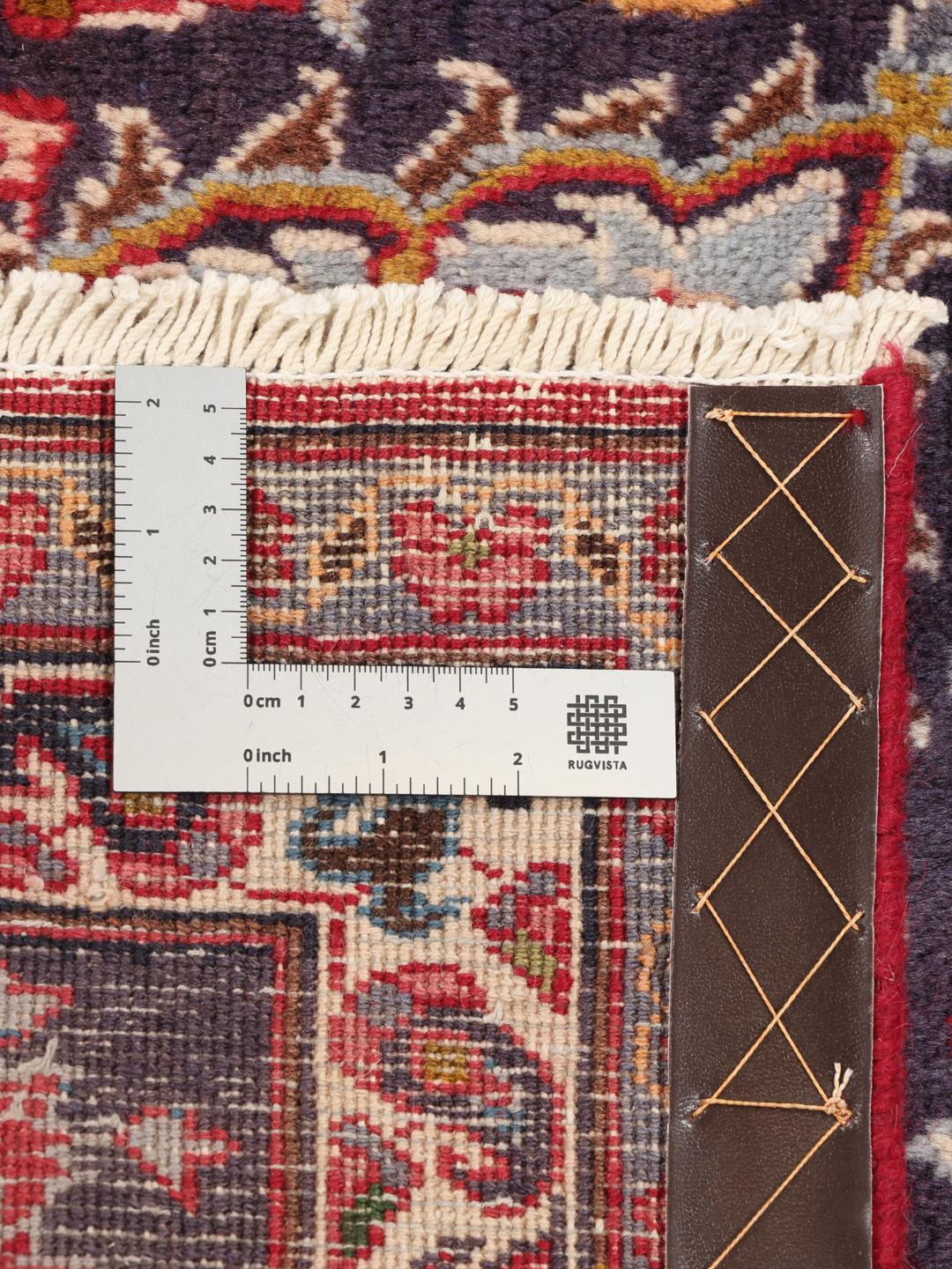 Tapis carré Mashad avec un champ rouge vibrant et un motif floral complexe provenant du Moyen-Orient