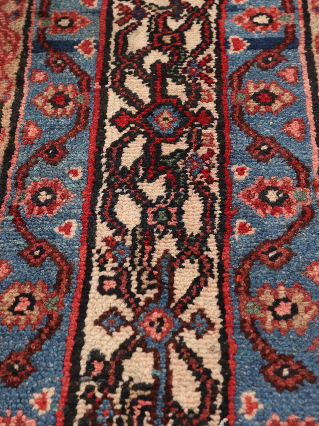 Met de hand geknoopt Hamadan-tapijt uit het Midden-Oosten met een rood medaillon en blauwe accenten
