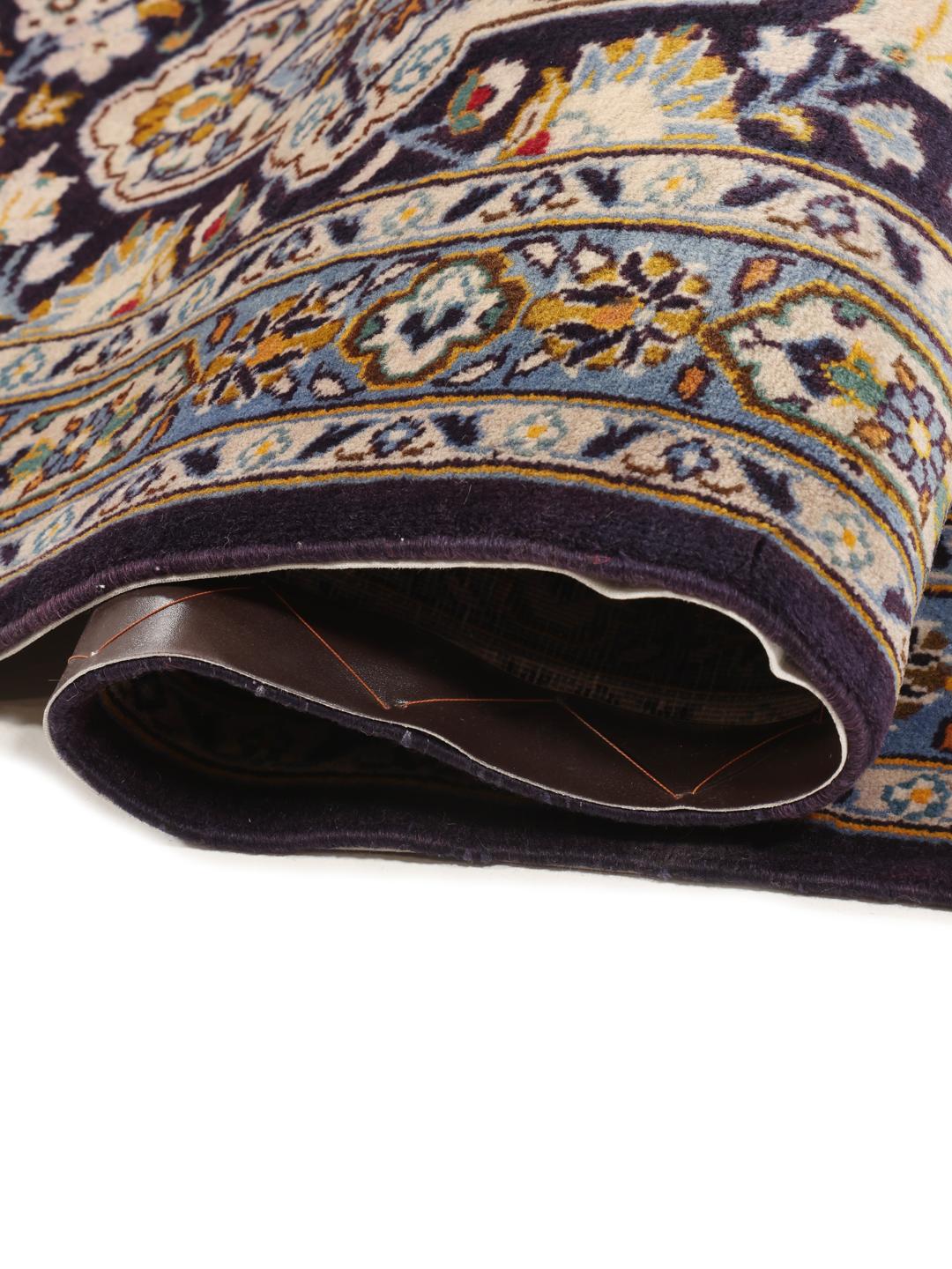 Un grand tapis Keshan rectangulaire noué à la main avec un champ bleu profond et un motif de médaillon floral complexe provenant du Moyen-Orient.