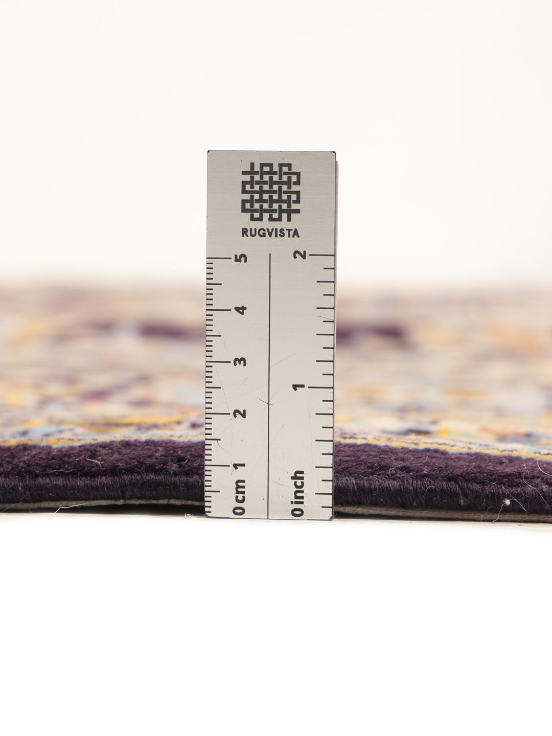Un grand tapis Keshan rectangulaire noué à la main avec un champ bleu profond et un motif de médaillon floral complexe provenant du Moyen-Orient.