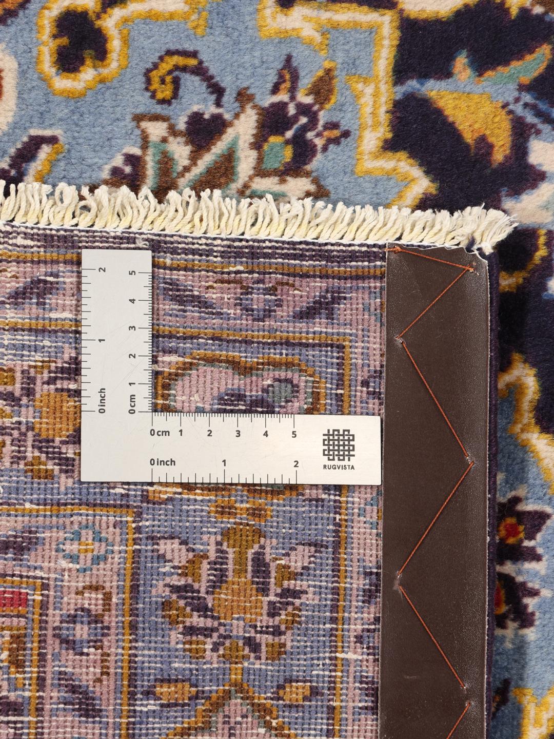 Un grand tapis Keshan rectangulaire noué à la main avec un champ bleu profond et un motif de médaillon floral complexe provenant du Moyen-Orient.