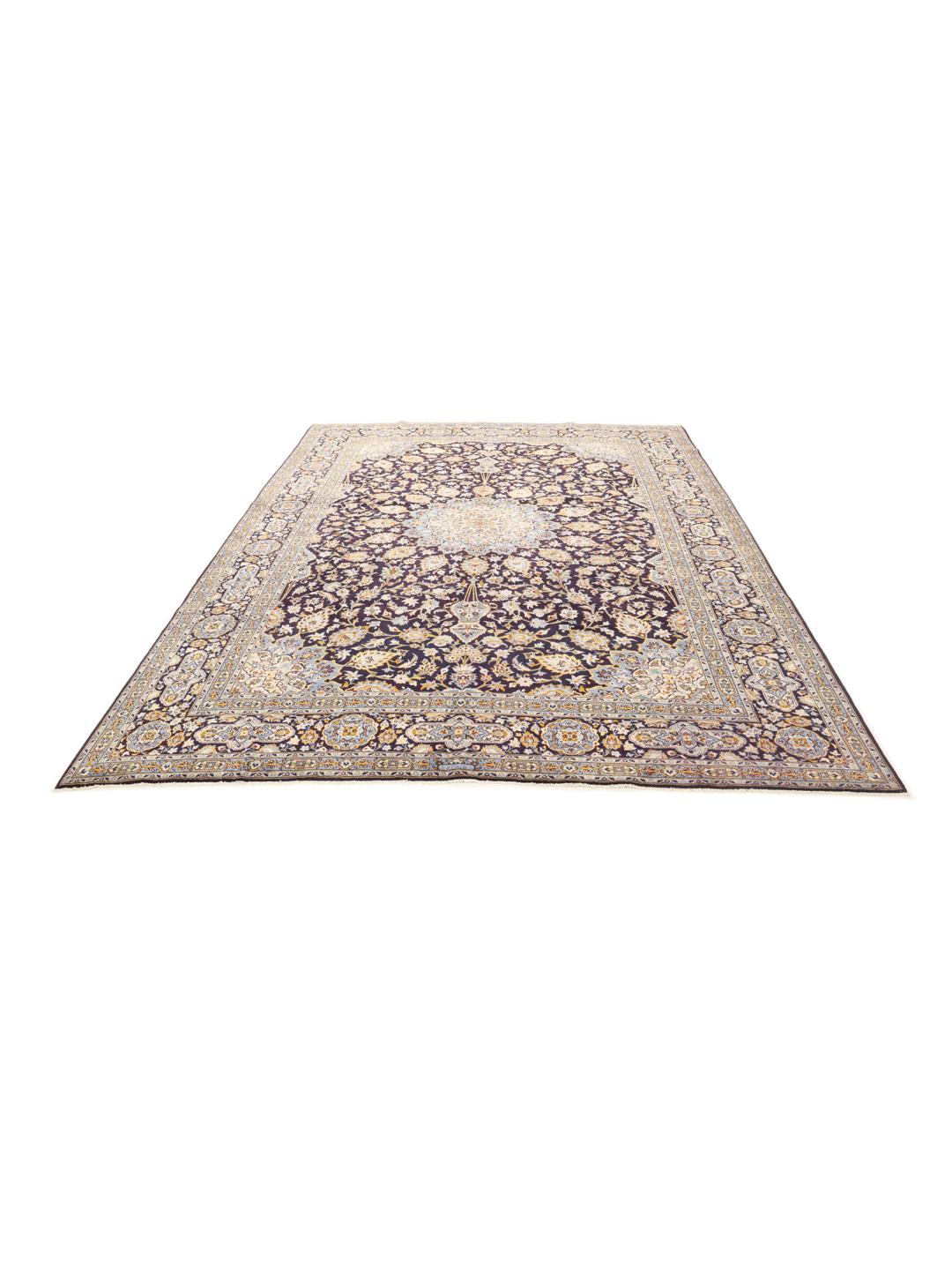 Un grand tapis Keshan rectangulaire noué à la main avec un champ bleu profond et un motif de médaillon floral complexe provenant du Moyen-Orient.