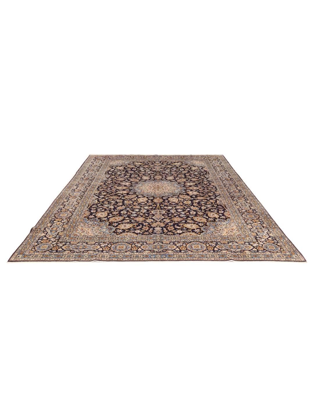Un grand tapis Keshan rectangulaire noué à la main avec un champ bleu profond et un motif de médaillon floral complexe provenant du Moyen-Orient.