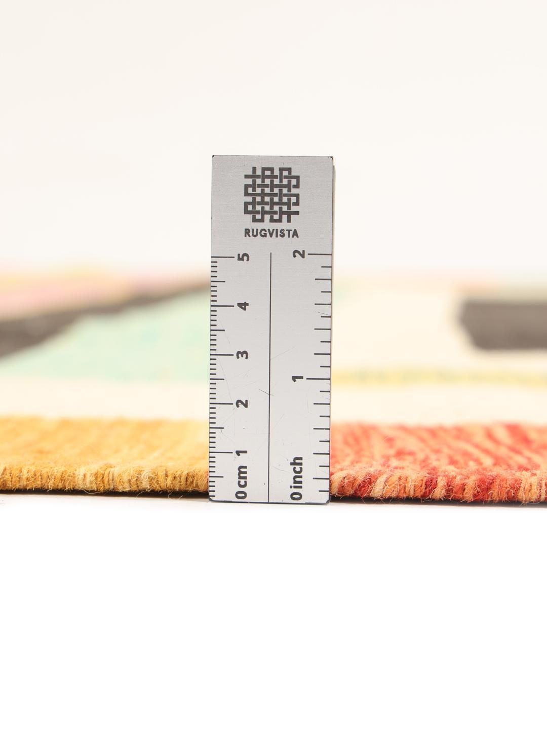 Een rechthoekig Kelim Modern tapijt uit Afghanistan met levendige geometrische strepen en een centraal vierkant motief in meerdere kleuren.