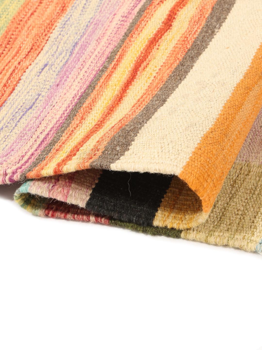 Et stort, rektangulært Kilim Modern-tæppe med et levende, flerfarvet geometrisk design, håndvævet i Afghanistan.