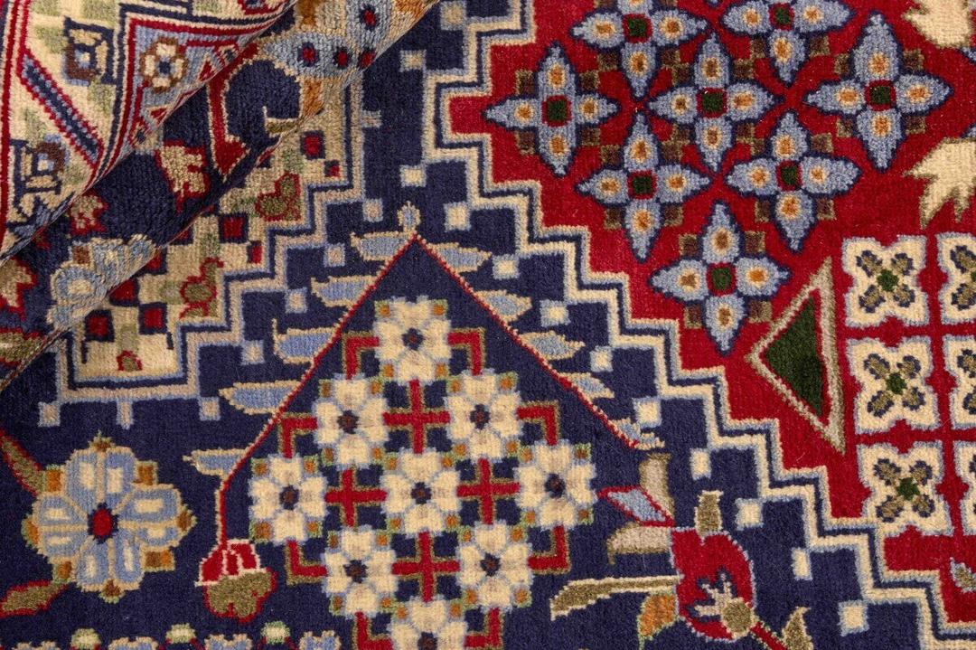 Handgeknoopt Najafabad tapijt uit het Midden-Oosten met een levendig rood en blauw geometrisch patroon