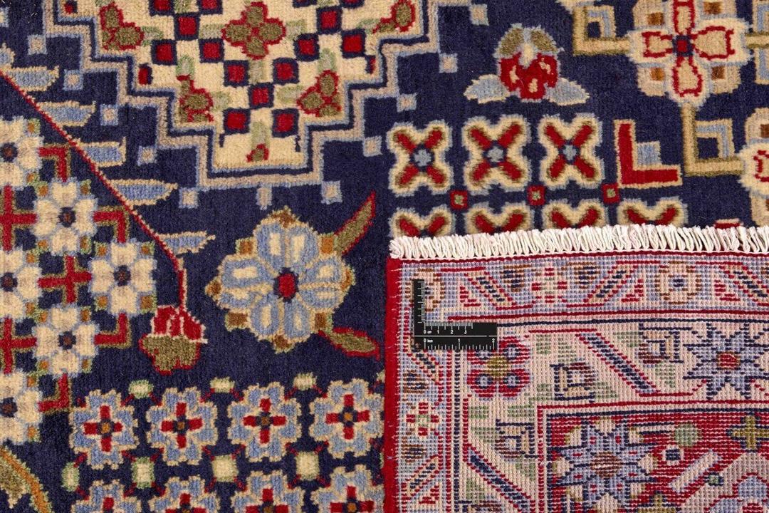 Handgeknoopt Najafabad tapijt uit het Midden-Oosten met een levendig rood en blauw geometrisch patroon