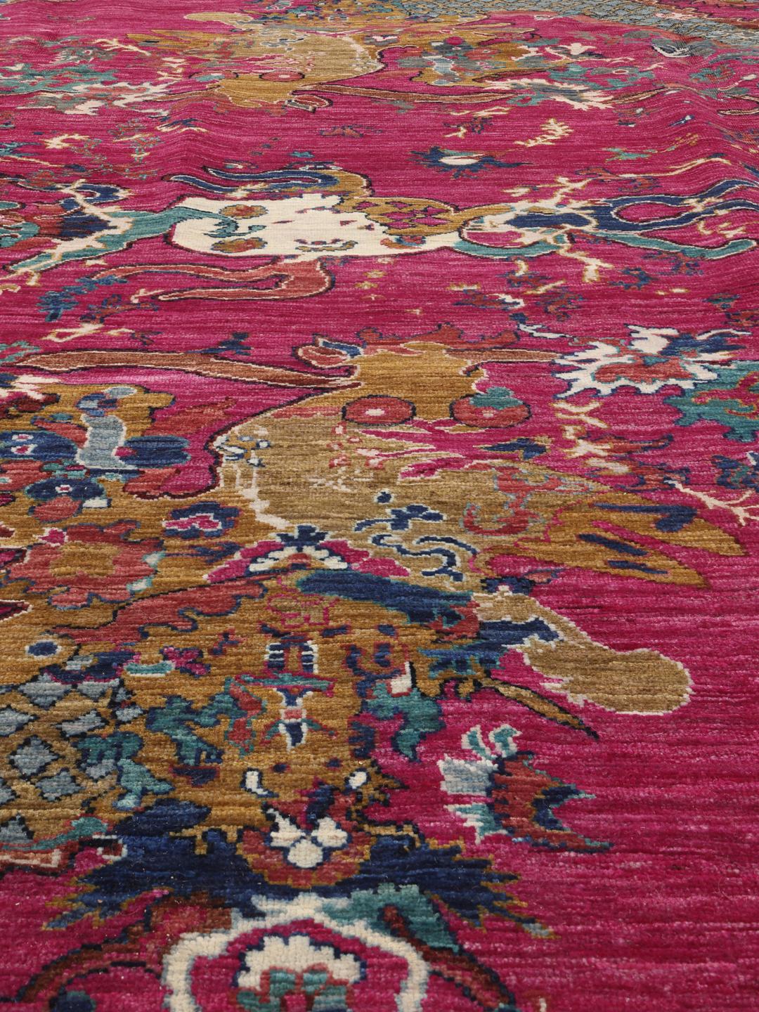 Tapis Kazak Ariana noué à la main venant d'Afghanistan avec un fond magenta et des motifs ornés.