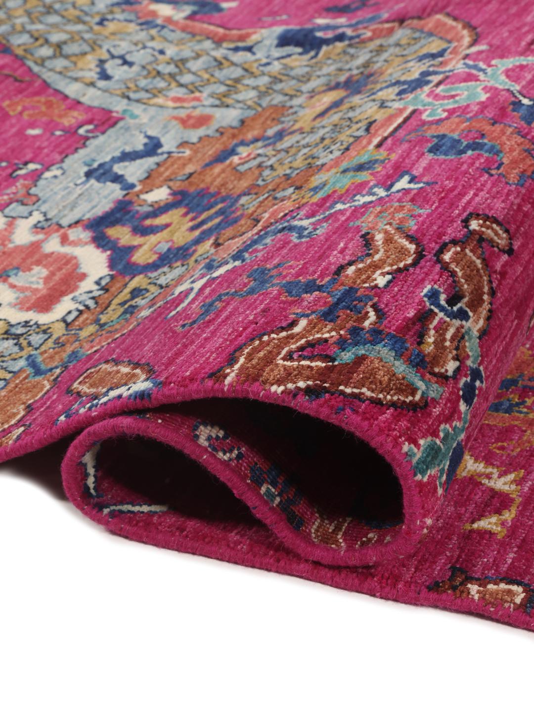 Tapis Kazak Ariana noué à la main venant d'Afghanistan avec un fond magenta et des motifs ornés.