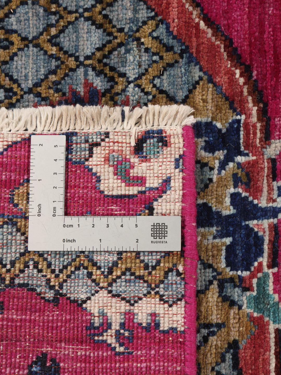 Tapis Kazak Ariana noué à la main venant d'Afghanistan avec un fond magenta et des motifs ornés.