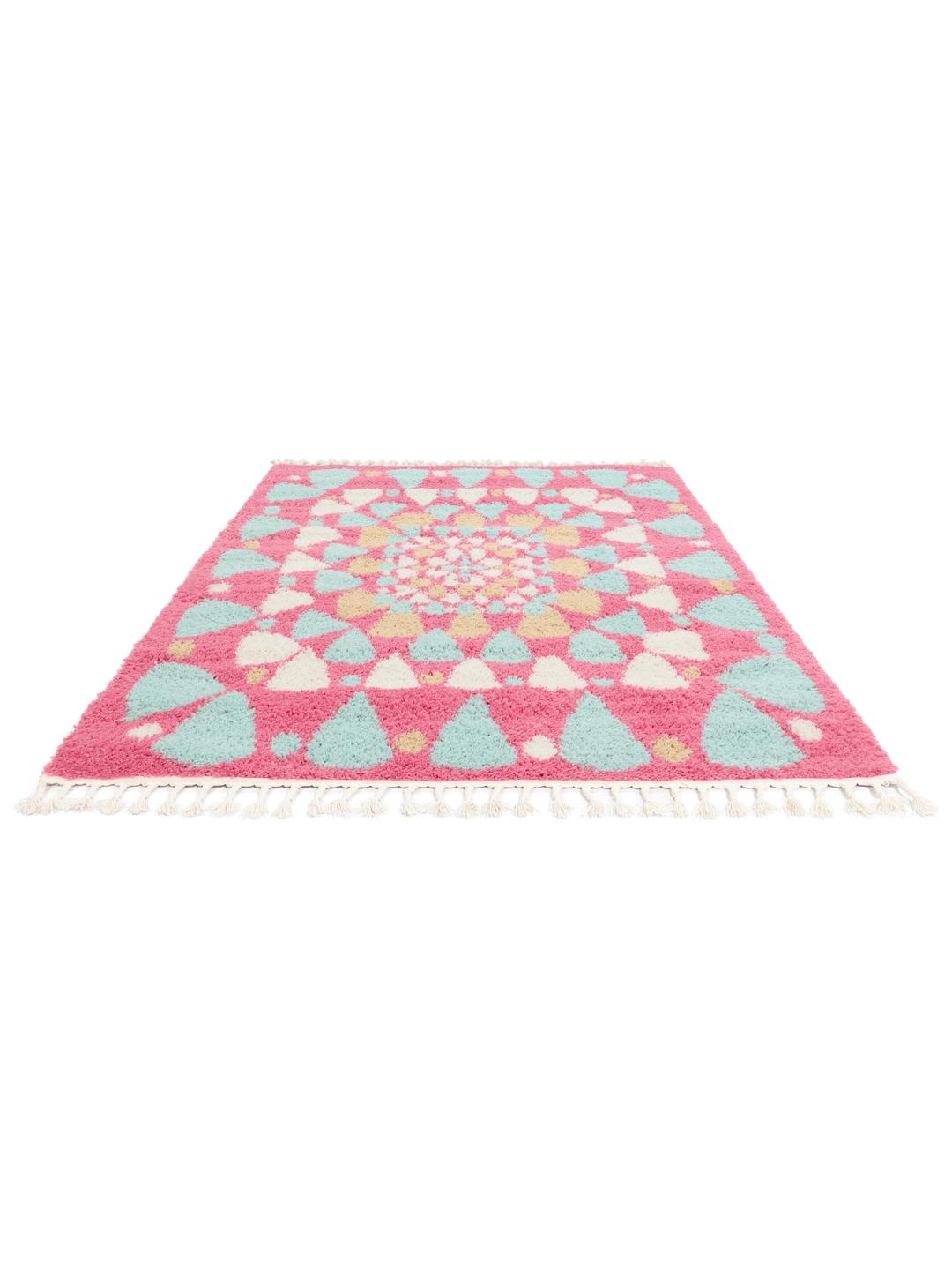 Een levendig donkerroze tapijt met een mintgroen en beige geometrisch patroon en decoratieve franjes.