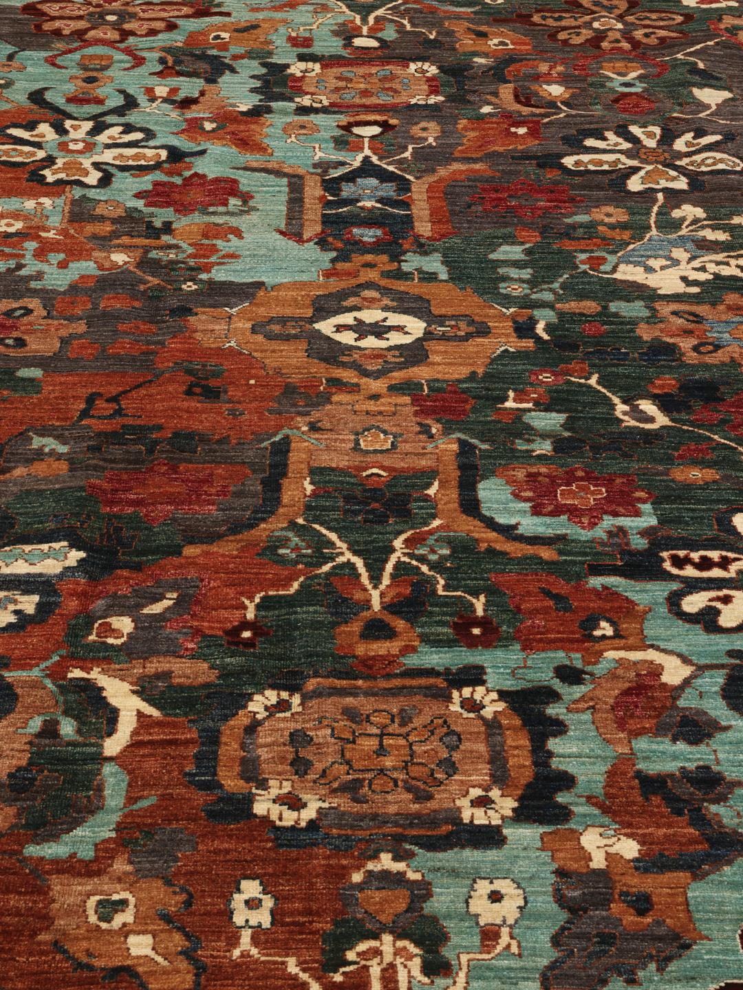 Alfombra afgana anudada a mano con un complejo patrón floral y geométrico multicolor