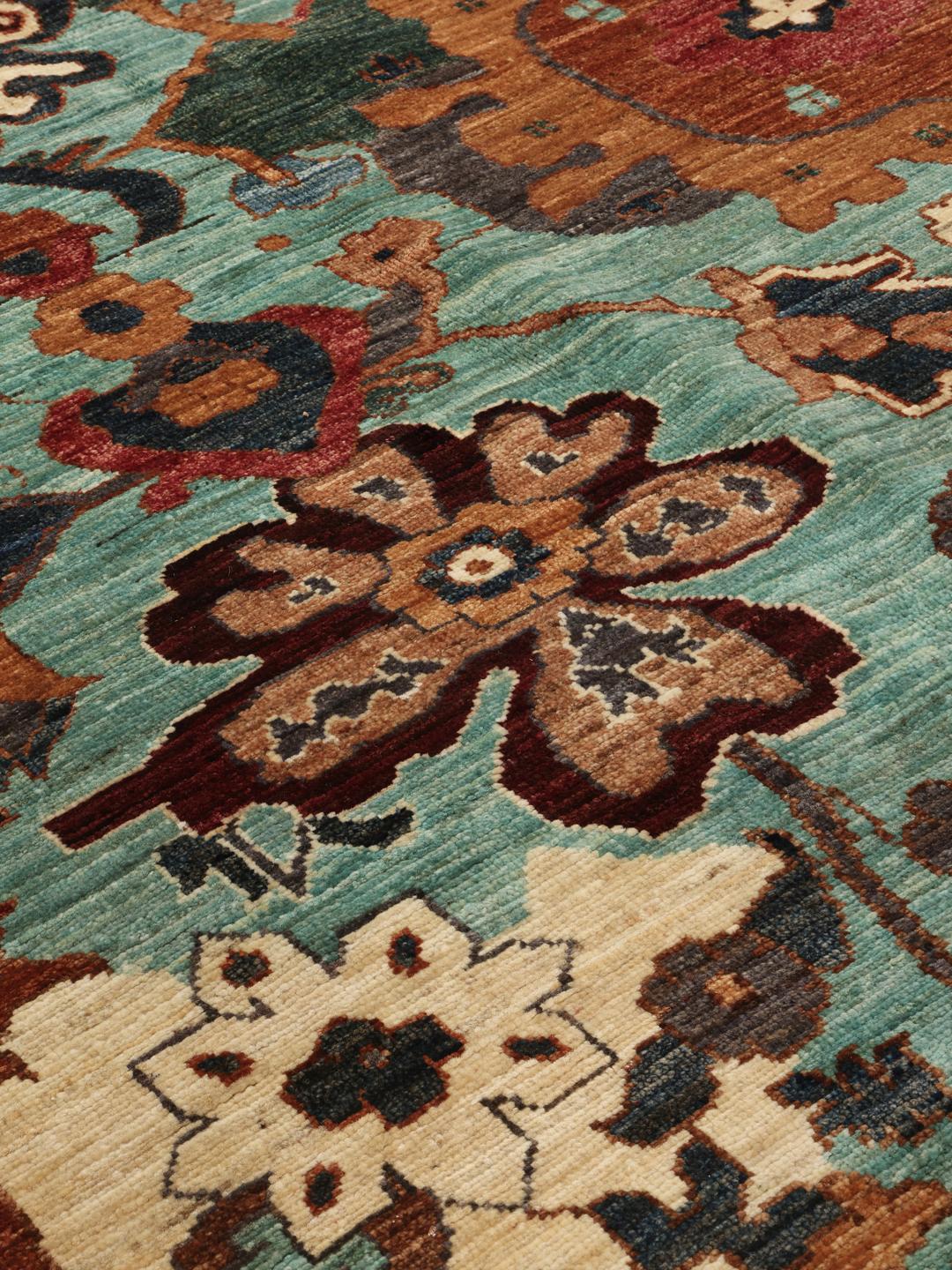 Alfombra afgana anudada a mano con un complejo patrón floral y geométrico multicolor