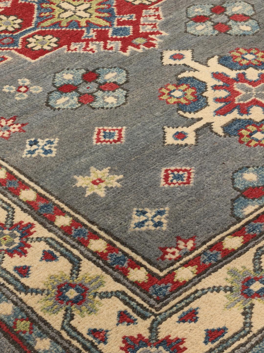 Covor runner Kazak înnodat manual din Afganistan în nuanțe de gri cu accente geometrice roșii