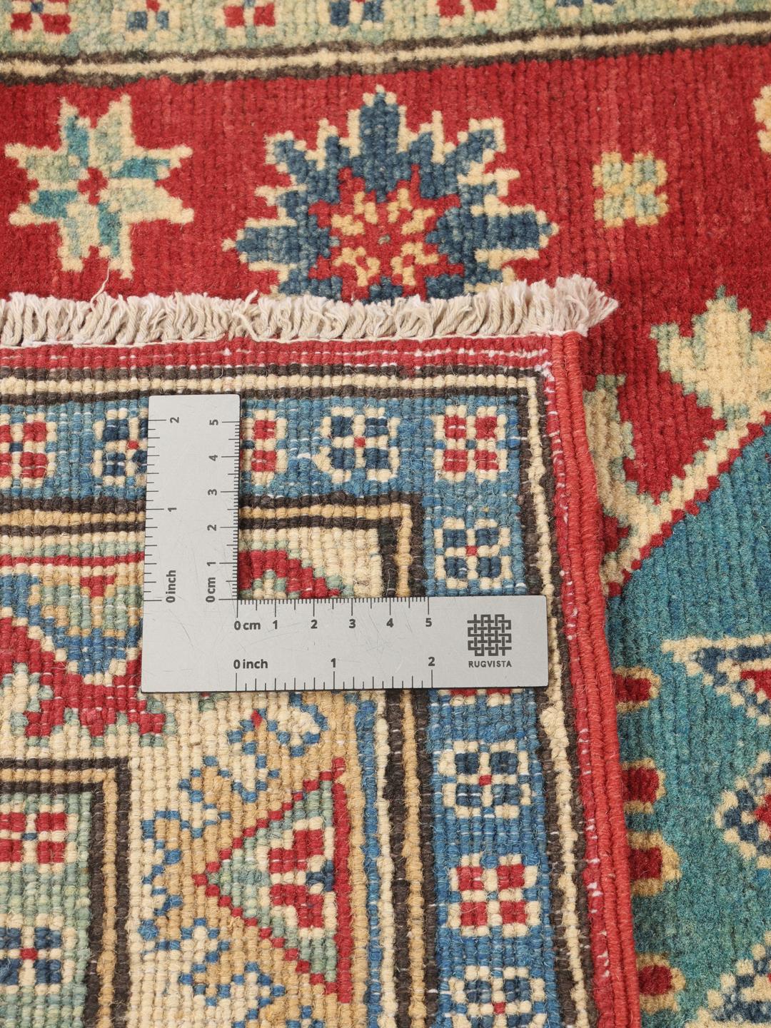 Ręcznie wiązany afgański chodnik Kazak z żywym czerwonym tłem i geometrycznymi motywami.