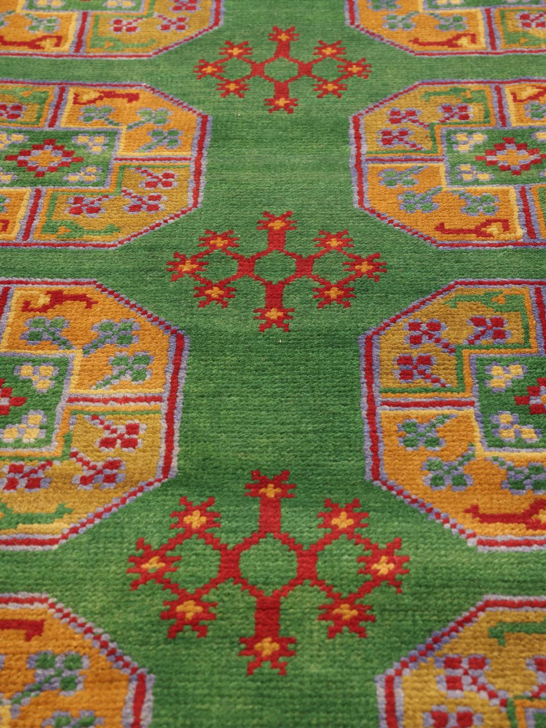 Tapis Afghan Akhche noué à la main avec un champ vert et des médaillons géométriques