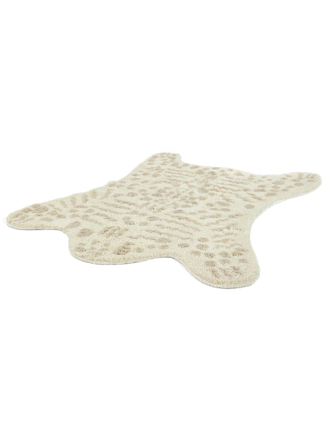 Onregelmatig gevormd wit en beige tapijt met een zachte pooltextuur