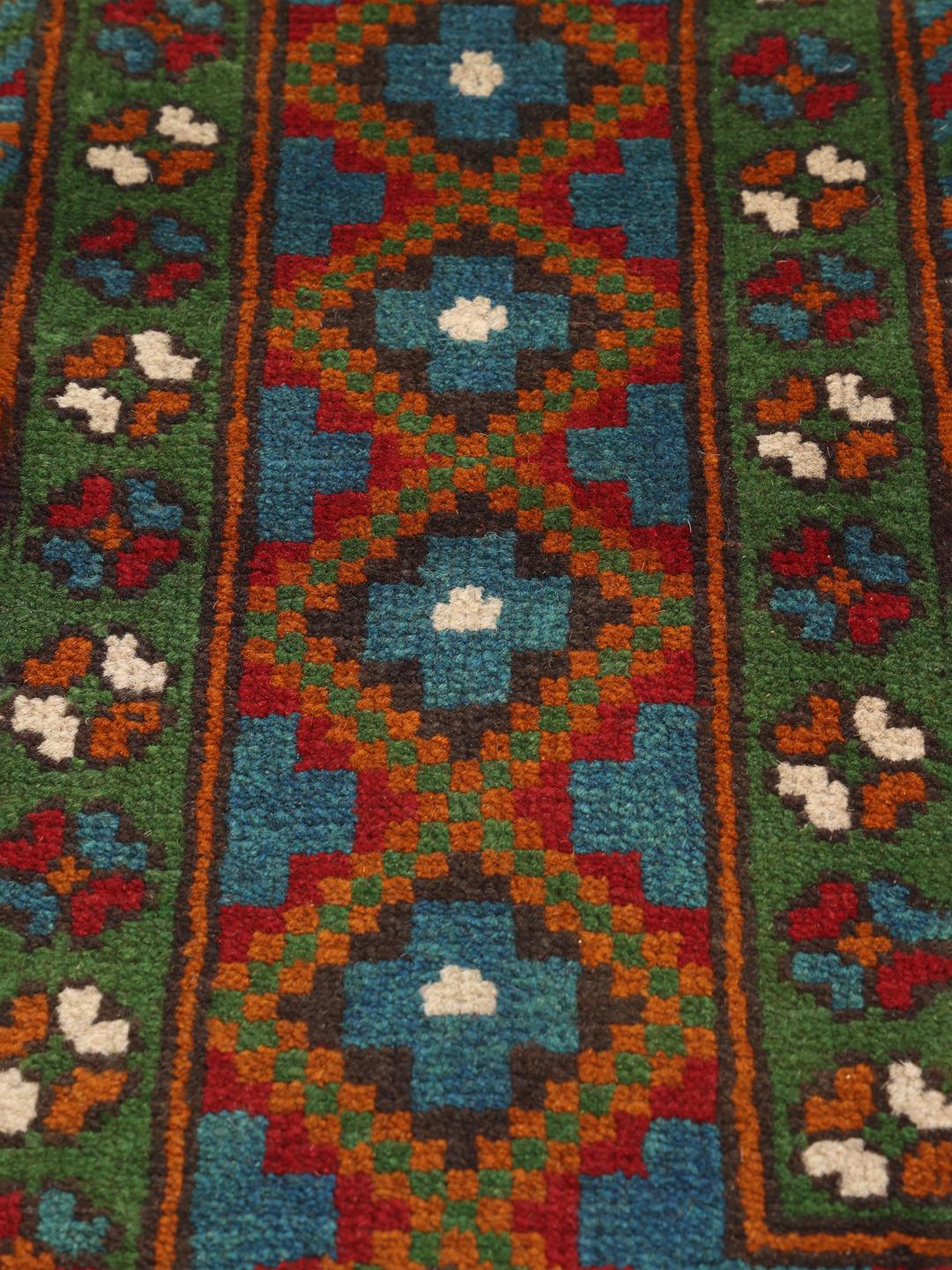 Tapis Afghan Akhche noué à la main avec un champ rouge et des motifs géométriques